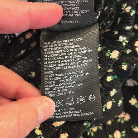 H&M Black Ditsy Floral Elastic Waist Front Tie Shorts Size 6 - Picture 6 of 6